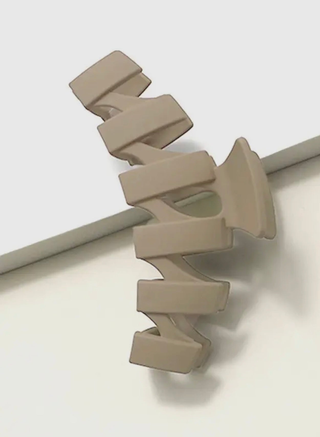 Jumbo Matte Wavy Non-Slip Claw Clip